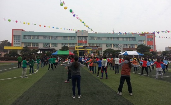 세종시 연서면에 있는 연봉초등학교에서 '건강축제'가 열리고 있다.