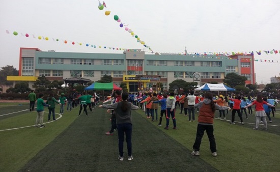  세종시 연서면에 있는 연봉초등학교에서 '건강축제'가 열리고 있다.