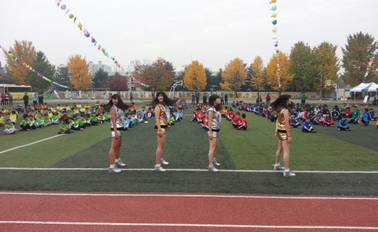 개회식 직후 세종시에 있는 성남고등학교 댄스동아리 팀이 축하공연을 하고 있다.