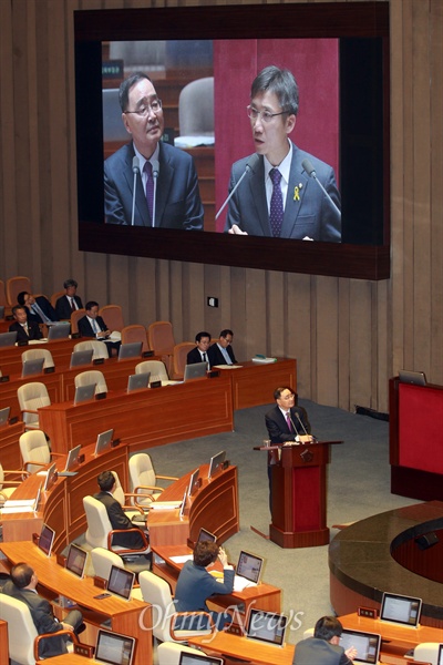 이상규 통합진보당 의원이 31일 오후 서울 여의도 국회 본회의에서 열린 정치 분야 대정부질문에서 청해진 해운의 세월호 수입을 청와대와 정부 기관 등에서 도와줬다고 지적하고 있다.