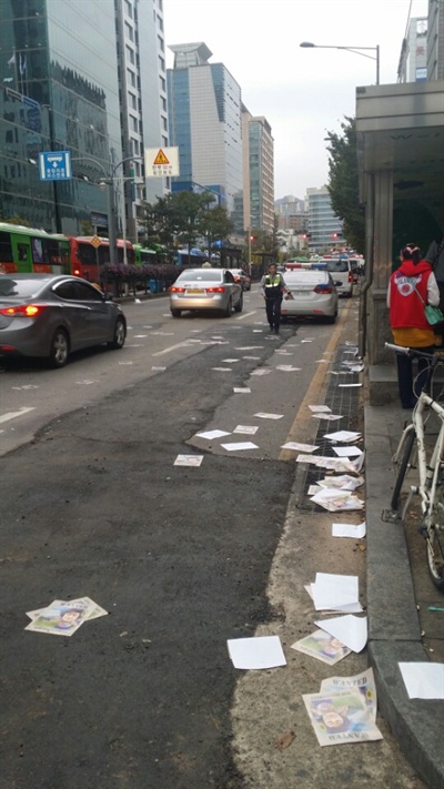 10월 31일 홍대입구에 이하 작가의 박근혜 대통령 풍자 포스터 4천 장이 뿌려졌다.