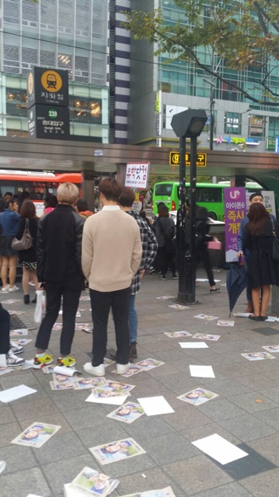 10월 31일 홍대입구에 이하 작가의 박근혜 대통령 풍자 포스터 4천 장이 뿌려졌다.