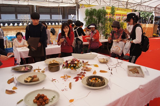 연(蓮) 음식 상설부스에서는 연(蓮) 요리를 감상하며 사진을 찍고 직접 체험하거나 음식을 사먹는 관광객들로 붐볐다.