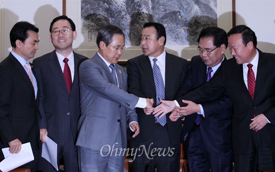 새누리당 이완구 원내대표와 새정치민주연합 우윤근 원내대표 등 여야 원내지도부가 31일 오후 서울 여의도 국회 운영위원장실에서 '세월호 3법'에 대한 합의문을 발표한 뒤 손을 잡고 있다.