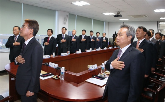 박종훈 경남도교육감은 지난 10월 31일 창원교육지원청에서 지역교육장협의회의를 열고 경남도의 일선학교에 대한 무상급식 특정 감사를 단호하게 거부한다고 밝혔다.
