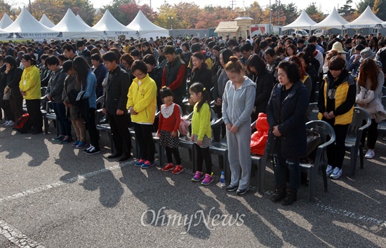 1일 오후 경기도 안산 화랑유원지에 마련된 '세월호 사고 희생자 정부 합동분향소'에서 열린 '세월호 참사 200일 가족 추모식'에서 유가족을 비롯한 참석자들이 고인들의 넋을 위로하며 묵념하고 있다.