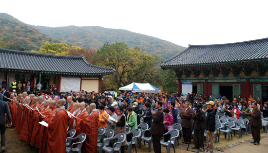 스님들과 신도 등 500여 명이 참석했다. 