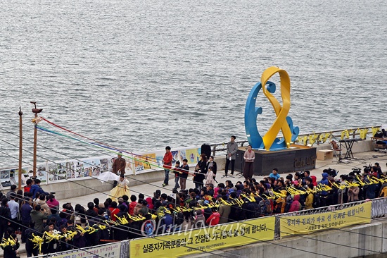 세월호 참사 200일째 되는 날인 1일, '기억을 새기다'라는 제목의 추모 문화제가 이날 오후 2시 진도 팽목항에서 열렸다. 세월호참사 가족대책위, 투게더광산 나눔문화재단, 세월호 3년상을 치르는 광주시민상주모임이 기획한 이번 문화제에는 300여 명의 시민이 참석했다. 시민상주모임은 노란리본 조형물, 솟대, 기억의 밥상·의자를 팽목항에 설치하기도 했다.