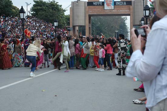 긴장감을 느낄수 없는 인도 파키스탄 국경선. 국기 하강식에 앞서 인도 여성들이 신나게 춤판을 벌이고 있다.