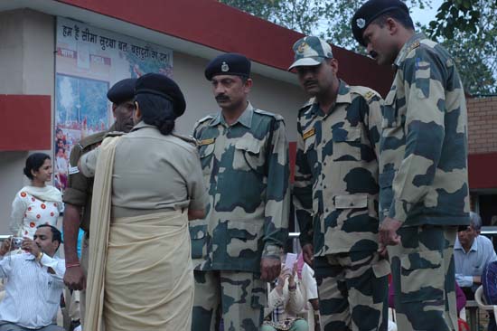 국기하강식 행사에서 여성 장교의 지시를 받고 있는 인도군인들. 