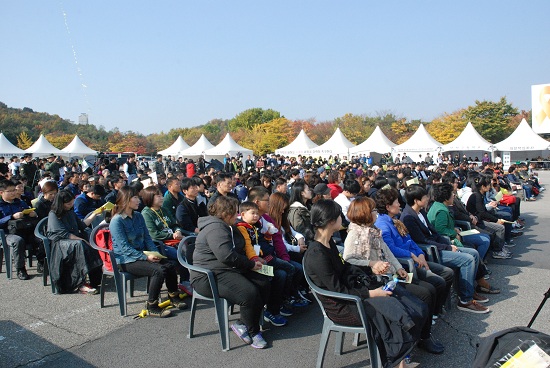 1일 오후 세월호 참사 200일 가족 추모식이 열리고 있는 합동분향소에서 세월호 유가족과 1천여명의 시민들이 참석해 추모식을 지켜보고 있다. 