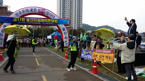 울산 인권 마라돈 대회에 참가한 탈핵 홍보 이원영 탈핵에너지교수 모임 집행위원장 등은 주최측의 배려로 행사 진행에 참석하기도 하면서 탈핵 홍보 활동을 하였다.