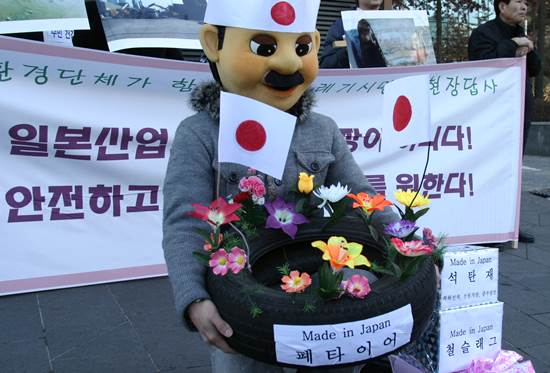 시멘트공장이 있는 영월,제천,단양 주민들과 함께 서울의 일본 대사관 앞에서 일본 쓰레기 수입을 금지하라는 시위를 했습니다. 이제 일본 쓰레기 식민지라는 부끄러운 역사는 여기서 멈춰야합니다. 