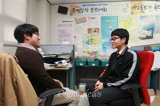 매화고 3학년 학생이 인문사회교육부 독서지도교사를 찾아와 진로에 대한 고민을 상담하고 있다.
