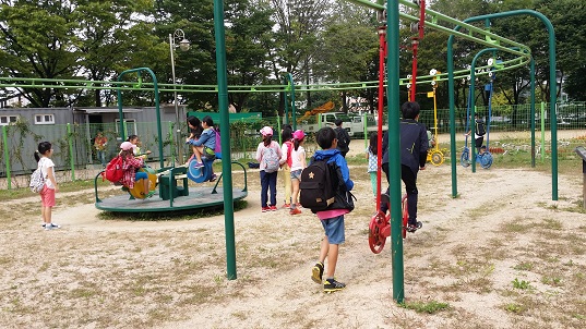 9월 27일 서울 노원구의 노원에코센터를 방문하여 에너지 교육을 받고 놀이기구를 사람의 힘으로 움직여 놀이를 즐기는 체험을 하고 있다.