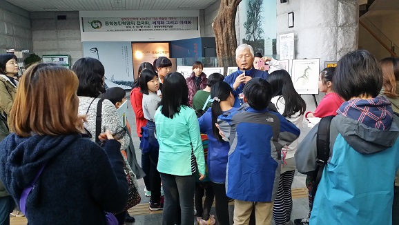 동학농민혁명 120주년을 맞아 변산반도 일대 캠프 때 일부러 찾아 역사학습과 민주주의에 대한 공부를 하고 있는 신은초 초록동아리 회원들