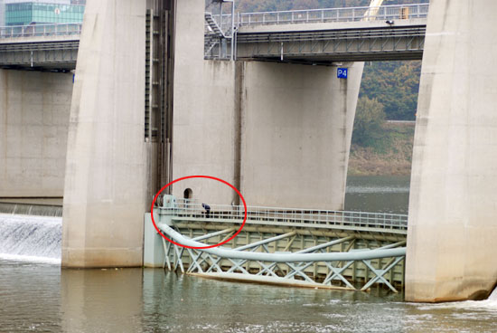10월 30일, 공주보 승강기식 수문에 걸린 쓰레기를 수거하지 않고 강으로 투기하고 있다. 
