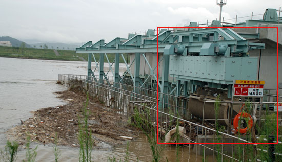 세종보에 수력발전소 물 유입구에는 쓰레기를 건져 올릴 수 있는 시설물. 금강에 설치된 3개의 보에는 같은 종류의 쓰레기 처리 시설물이 설치되어 있다.  