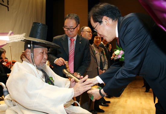  양산사찰학춤 김덕명 선생이 3일 경남도청에서 홍준표 지사로부터 문화상을 받고 있다.