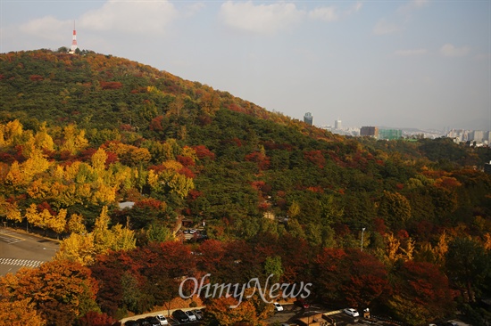  다양한 색으로 물든 남산.