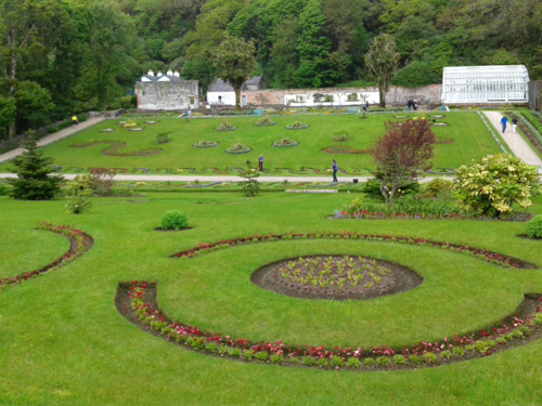 저택 옆에는 6000평 상당의 빅토리안 스타일의 정원(Victorian Walled Gardens)이 있다.