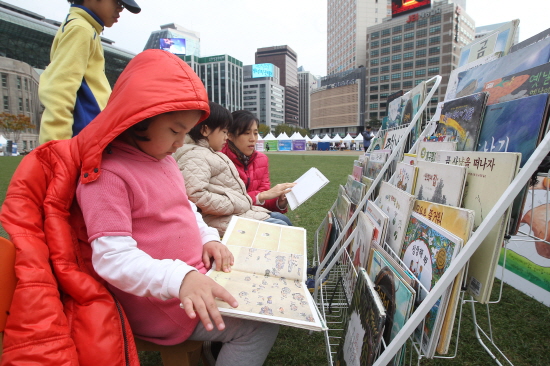 지난해 서울 북 페스티벌행사에서 어린이가 책을 읽고 있다.