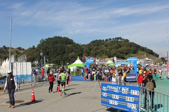  통영 트라이애슬론 마라톤 결승점을 향해 달리는 선수들