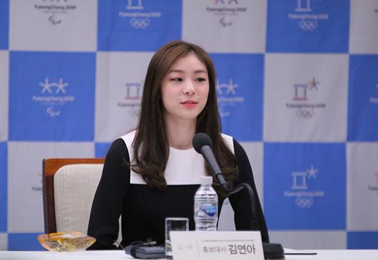  김연아가 평창동계올림픽 홍보대사 위촉식에 참석해 질의응답을 받고 있다. 