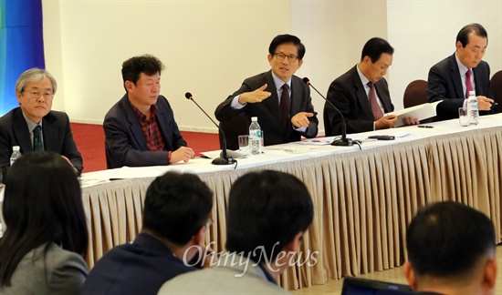 김문수 새누리당 보수혁신위원장이 4일 오후 대구수성호텔에서 열린 토론회에서 발언을 하고 있다. 