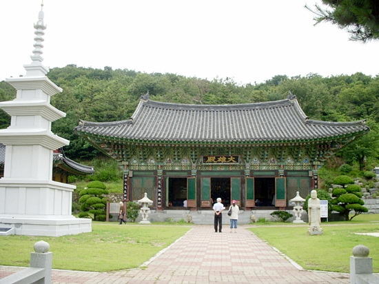 사천왕문 앞에서 본 은적사 대웅전
