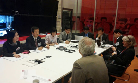 김재홍 방통위 상임위원(왼쪽에서 두번째)이 지난 10월 말 영국 BBC를 찾아 면담하고 있다.