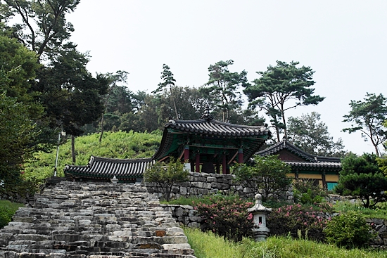 취성산 중턱에 자리한 불주사 전경. 돌층계가 산사 분위기를 돋운다. 