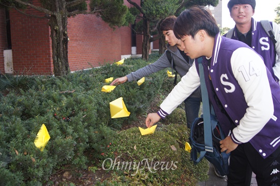 대구교대 학생들이 세월호 참사를 기억하는 마음으로 노란 종이배를 접어 학교 입구의 화단위에 올려놓았다.