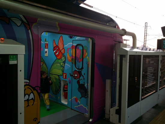 라바 지하철이 건대입구역을 막 출발하려 하고 있다.