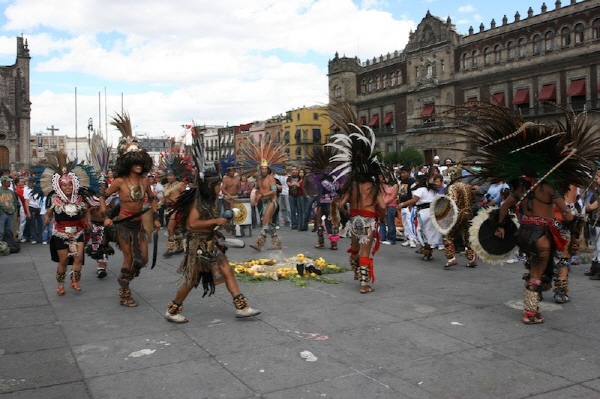 헌법광장이라고도 불리는 이 광장에서는 1년 365일 매일같이 요란한 복장한 아즈텍 전사들의 공연을 볼 수 있다.