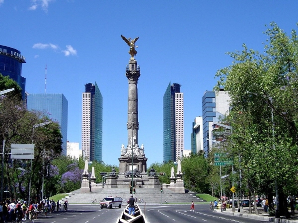 멕시코의 독립전쟁100주년을 기념하는 황금 천사상은 멕시코 시티를 상징하는 존재가 되었다.