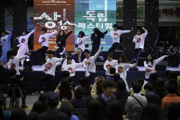 상상페스티벌 기념식에서 플래쉬몹을 펼치는 청소년댄스동아리연합