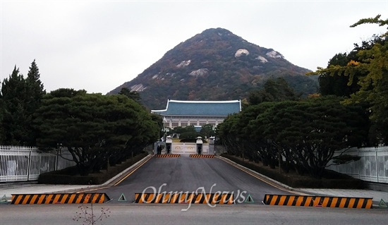 이른바 '정윤회 문건'에 대한 검찰의 수사 결론이 공교롭게도 초기에 대통령이 제시했던 발언 안에서 결론이 나고 있다. 하지만 결국 박 대통령의 발언이 마지막까지 검찰 수사의 신뢰성에 질곡으로 작용하는 상황이다. 사진은 대통령 집무실이 있는 청와대 전경이다.