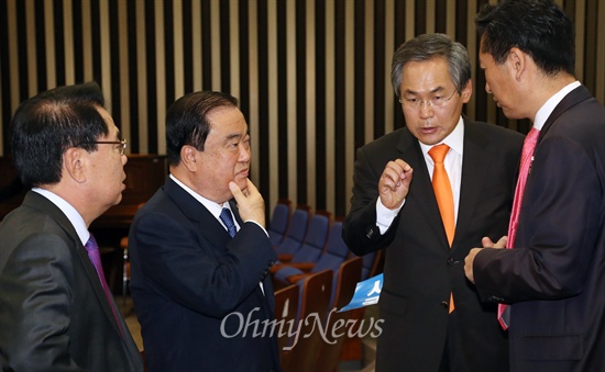 '사장방' 국정조사 촉구한 새정치 지도부 새정치민주연합 문희상 비상대책위원장과 우윤근 원내대표가 6일 오전 국회에서 의원총회를 열고 4대강, 자원개발, 방산 사업 등 이른바 '사자방' 비리 국정조사를 촉구한뒤 이야기를 나누고 있다.