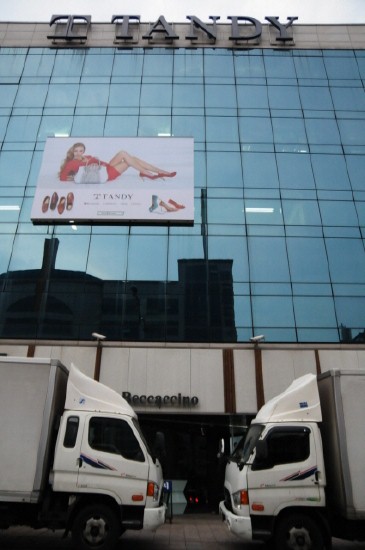 민주노총 서울본부 제화지부의 노동자들이 탠디본사 앞에서 기자회견을 열자 사측이 본사 앞을 탑차를 이용해서 막았다.