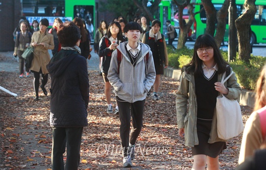 23일 오전 서울 양천구 금옥여고에서 학생들이 활기찬 모습으로 등교하고 있다. 