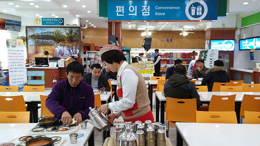 보리차 대접 보리차 한잔이지만 손님을 왕처럼 맞이해주는 함양휴게소의 마음이 곱다
