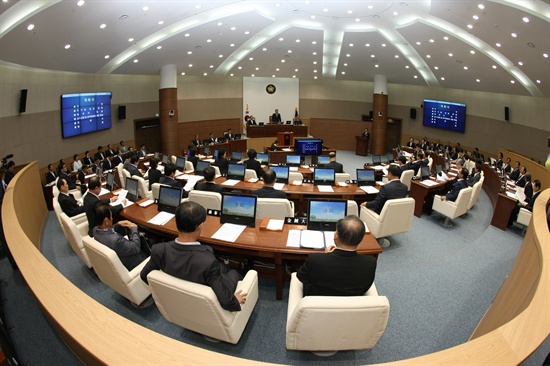  창원시의회는 7일 본회의를 열어 '통합 창원시 정당성 확보를 위한 지역별 주민투표 실시 건의안'을 재석의원 41명 가운데, 찬성 29명과 반대 12명으로 통과시켰다.