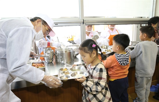 박종훈 경남도교육감은 7일 하동 고전초등학교를 방문해 급식소에서 배식을 도왔다.