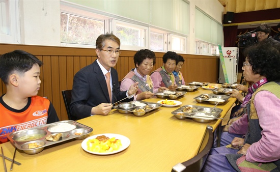  박종훈 경남도교육감은 7일 하동 고전초등학교를 방문해 급식소에서 배식을 도운 뒤, 할머니 초등학생을 포함한 전교생들과 식사를 했다.