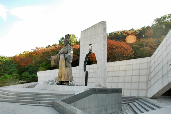 팔달산 회주도로에서 만난 정조대왕 상 뒤편으로 단풍이 물들었다