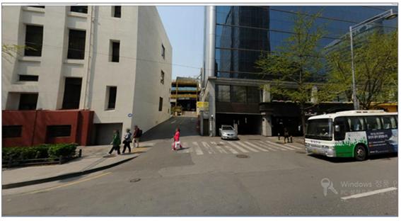    서울시 의회와 코리아나호텔 사이로 호텔 옥외 주차장이 보인다. 사진=미디어오늘 윤성한