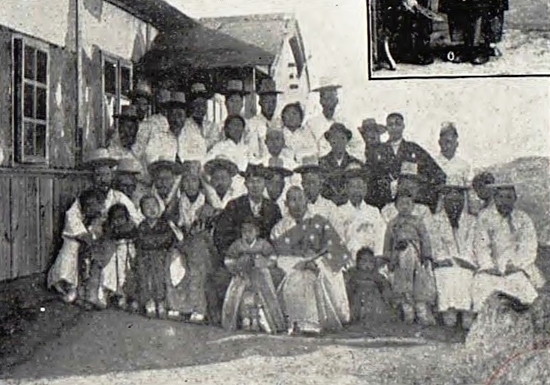 정토종 일어학교 교장(앞줄 가운데 가사 차림)과 학생들(1907년 사진으로 갓과 망건 차림의 조선인도 보인다)
