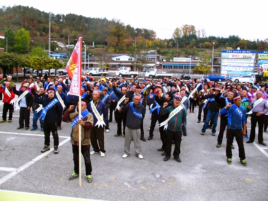  장수군청 앞에서 화약공장 인근 주민 300여명이 모여 ‘화약공장 반대’를 외쳤다.