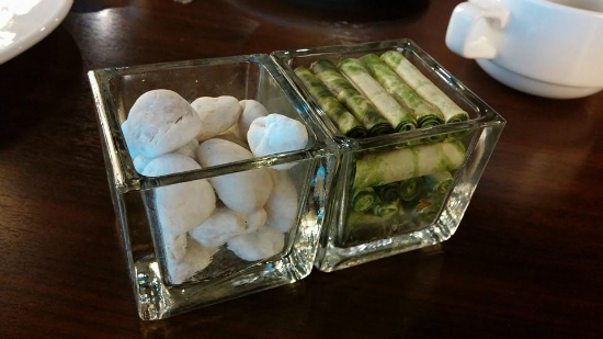 방콕의 숙소 1층 식당 테이블에 있던 장식. 하얀 조약돌 모양 초콜릿인 줄 알고 씹었는데 진짜 조약돌이었다. 같이 방콕에 온 언니가 다급히 말했다. "은하씨, 이거 돌! 돌돌돌!"